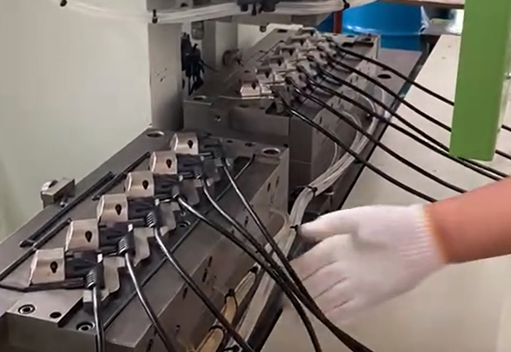 PVC 電源コネクタ プラグ生産成形ソリューション